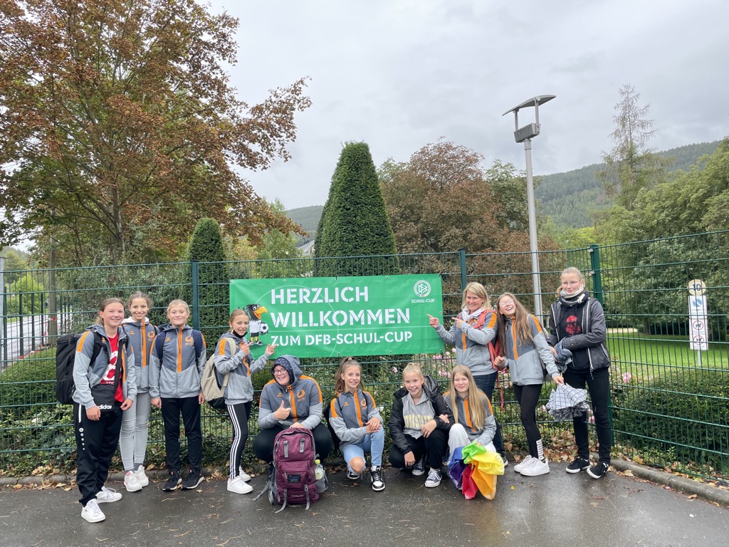You are currently viewing 18. – 20.09.22 / DFB-Schul-Cup: Unsere Mädchen der WK IV waren in Bad Blankenburg dabei und erkämpften einen tollen 11. Platz – wir gratulieren herzlich!