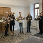 Read more about the article 21.12.22 / Gymnasiasten überbringen im Rathaus musikalische Weihnachtsgrüße