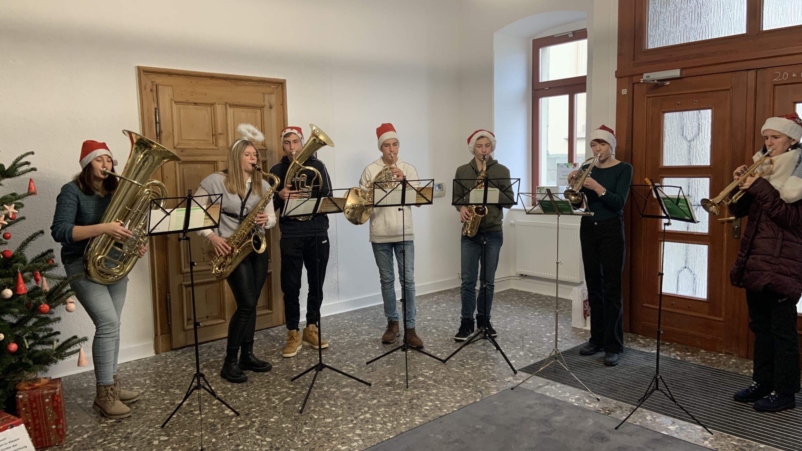 You are currently viewing 21.12.22 / Gymnasiasten überbringen im Rathaus musikalische Weihnachtsgrüße