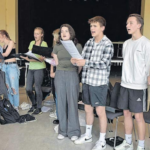 Mehr über den Artikel erfahren 23.05.24 / Gymnasiasten proben für große Musical-Show