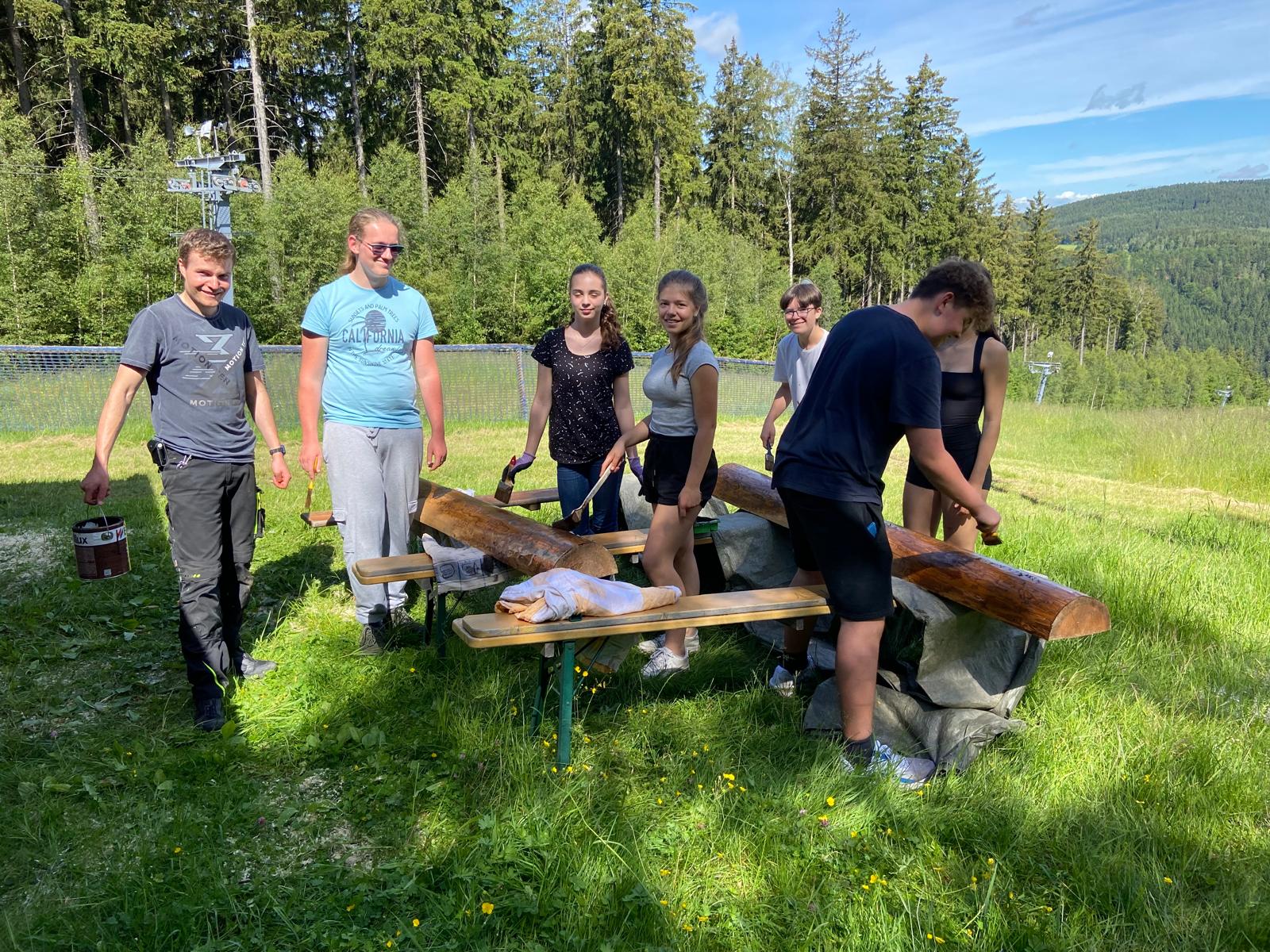 Du betrachtest gerade 14.06.24 / genialsozial – Klasse 8c bei Renovierungsarbeiten auf dem Kegelberg